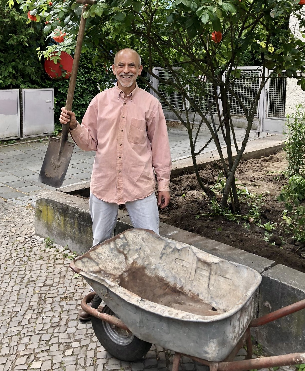 George Frederick Takis im Garten / in the garden